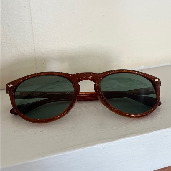 PELA Polarized Sunglasses - Picture 2 of 5